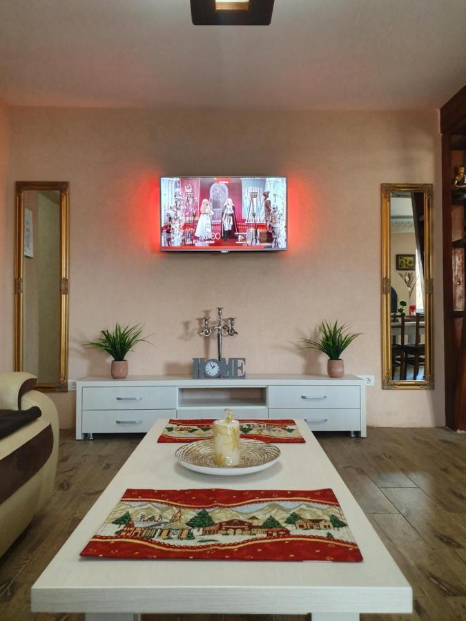 Central Apartament Cristian Арад Екстериор снимка